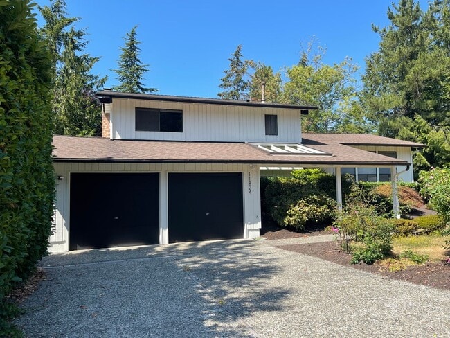 Building Photo - Charming 3bd split level