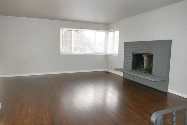 Building Photo - 610