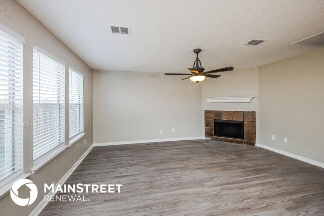 Foto del edificio - 4612 Palm Ridge Dr