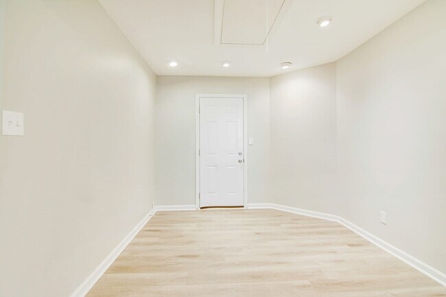 Building Photo - 7404 Pennsylvania Ct