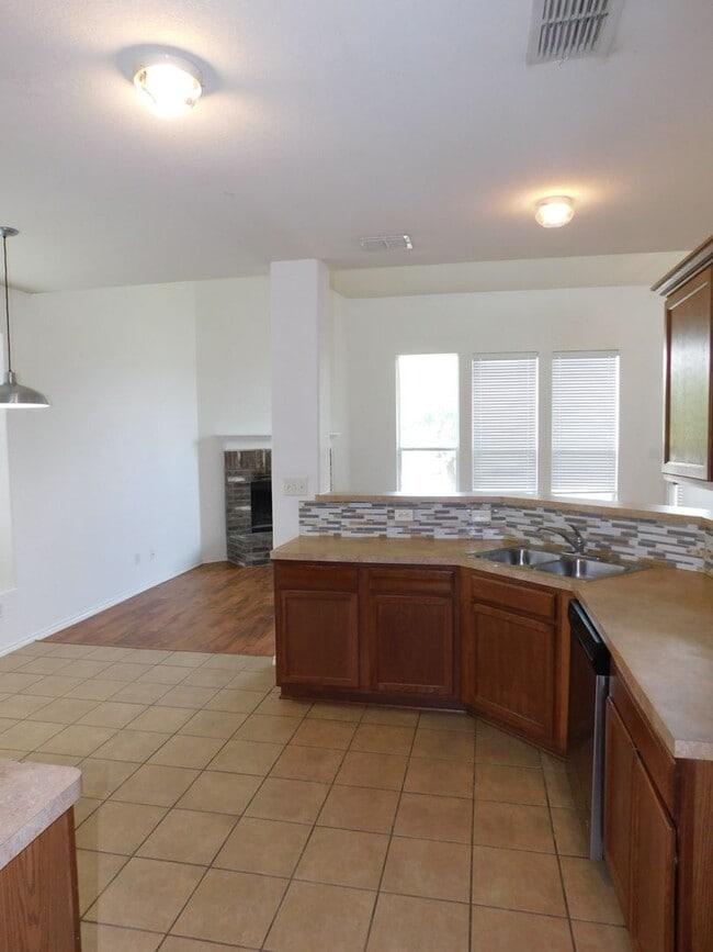 Building Photo - Large 4 bed house with master downstairs and 2 car garage on a cul- de-sac. Golf course community...