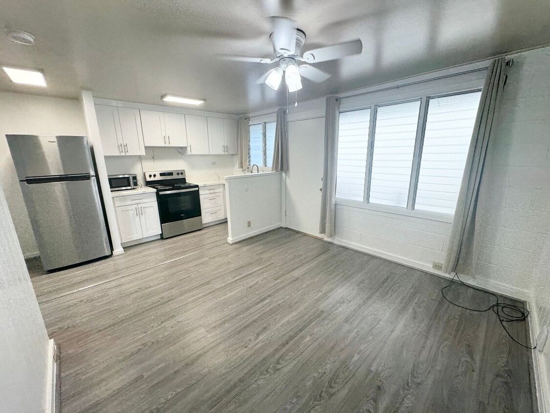 Primary Photo - Rarely available one bedroom w/ covered parking near Ward!