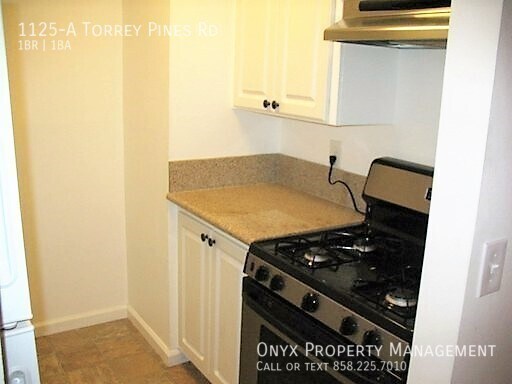 Building Photo - 1125 Torrey Pines Rd #A - 1 bedroom with g...