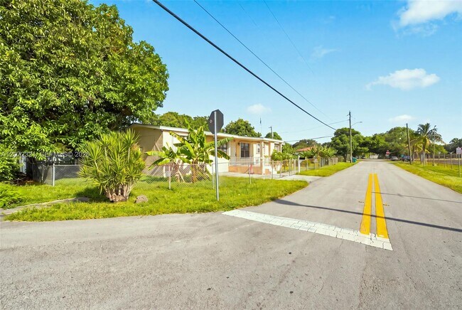 Foto del edificio - 9300 NW 32nd Ct