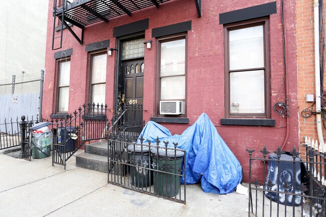 Building Photo - 661 Henry St