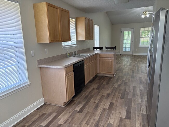 Building Photo - 3 Bedroom, 2 Bathroom Single Family Residence