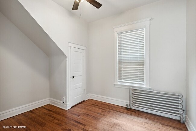 Bed1 - 4053 N Laramie Ave