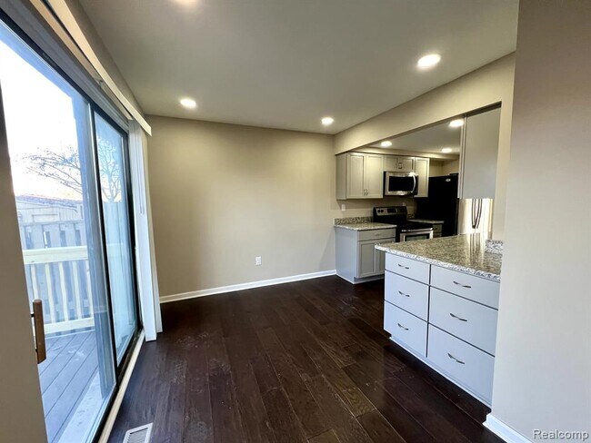 Building Photo - 759 Oakbrook Ridge Dr
