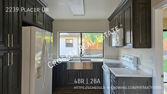 Building Photo - Move in ready! Updated home close to schoo...