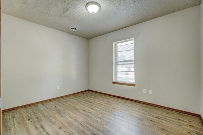 Building Photo - 28 Bainbridge Ave