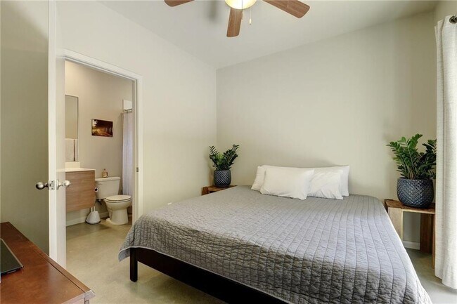 Foto del edificio - 3405 Charlotte Rose Drive