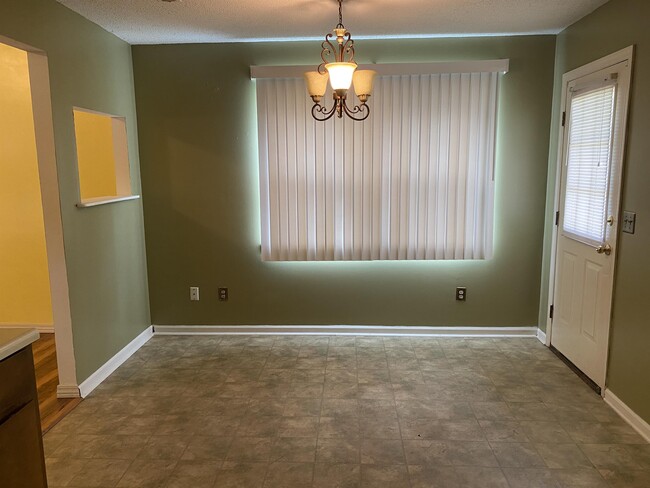 Building Photo - 802 Hidden Hollow Cir
