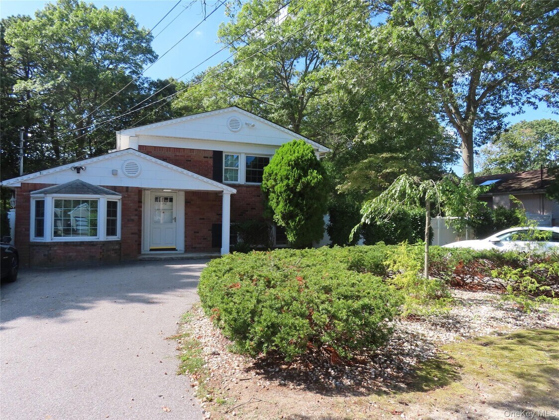 Foto principal - 1210 Smithtown Ave