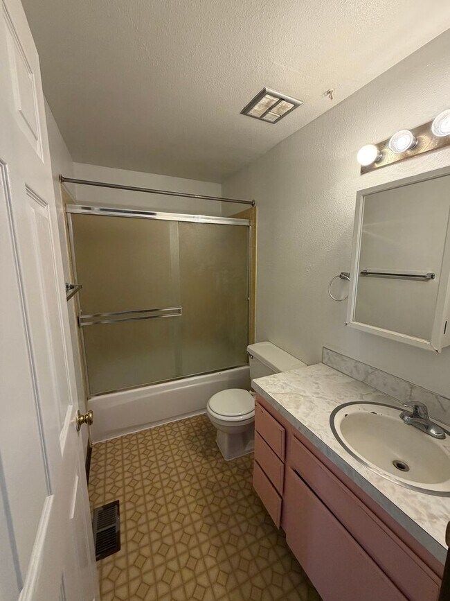 Foto del edificio - 2bdrm, 1 bath apartment in Moyina Heights. Water,sewer & garbage included