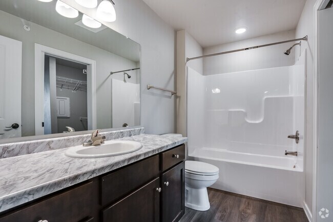 2HAB, 2BA - 929 ft² - Baño - Fox Crossing Creek Apartments