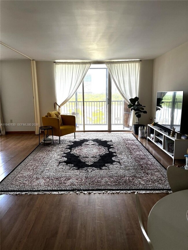 Foto del edificio - 2500 NE 135th St