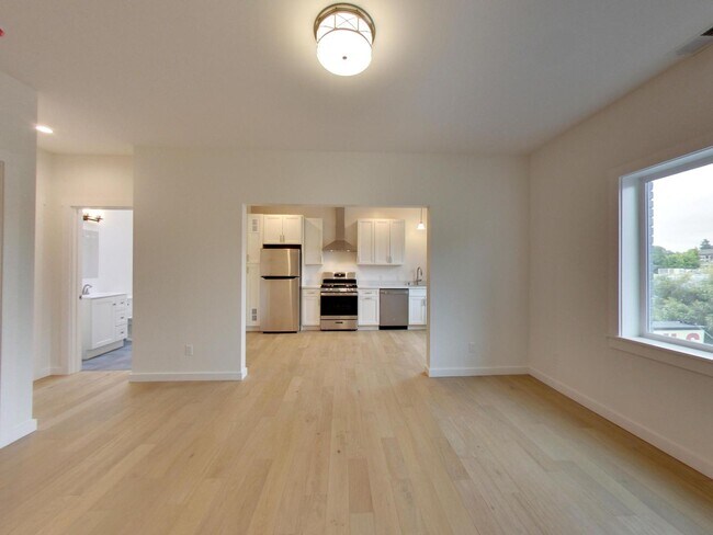 Building Photo - Outside Leasing - 1140 Chula Vista