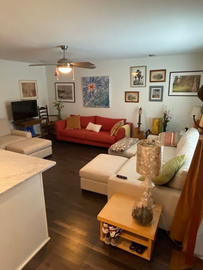 Building Photo - 1BD/1BA Condo on St Charles Ave with a Pool