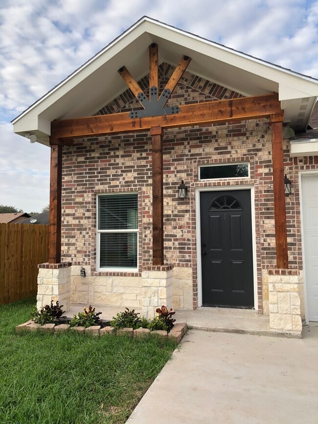 Building Photo - 1027 Fairway Dr