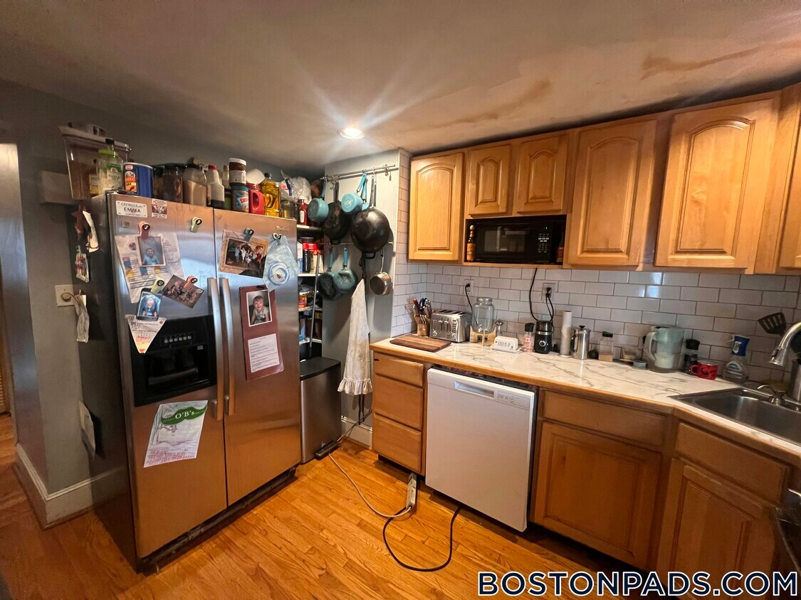 Primary Photo - 319 Bennington St