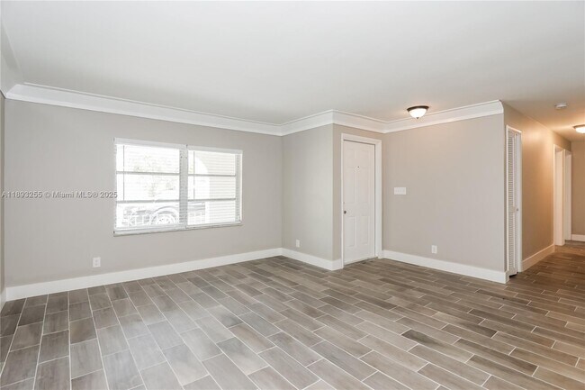 Building Photo - 11041 Glenwood Dr