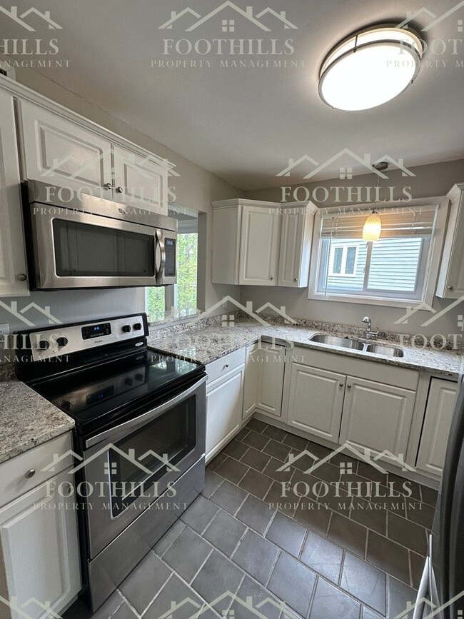 Building Photo - Lovely upper-level condominium features 2 ...