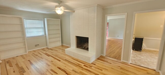 Foto del edificio - Walk to the river from this convenient rancher near Willow Oaks