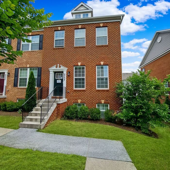 Foto principal - Gorgeous 3-Level End Unit Townhome, 3 Bedr...