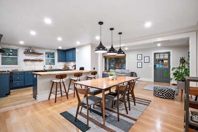 Foto del edificio - Furnished Downtown Bungalow!