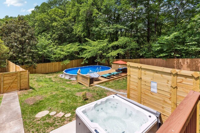 Building Photo - FURNISHED: Spacious newly renovated two-st...