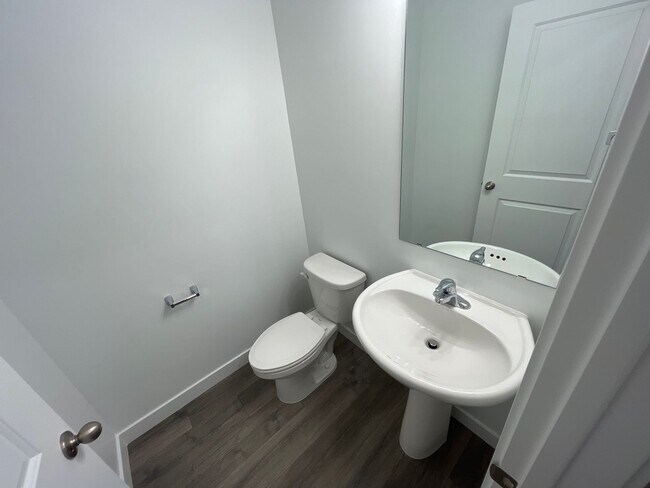 Building Photo - Modern Four Bed Home