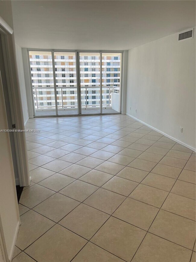 Foto del edificio - 5600 Collins Ave