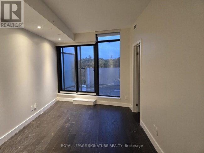 Building Photo - 160 Kingsway Crescent