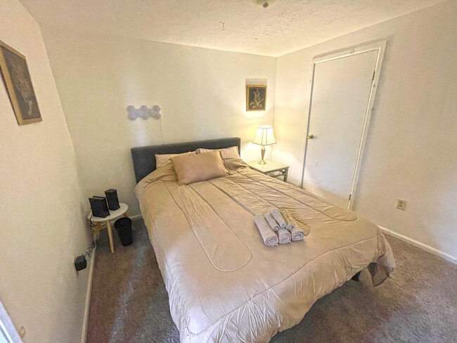 Queen Bed #1 - Linens and Towels Included - 651 Wheeling Ave