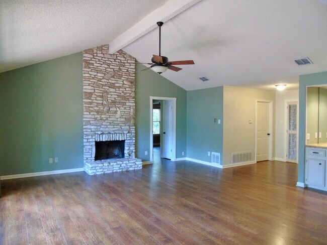 Building Photo - Beautifully remodeled 1 story in Northwood!