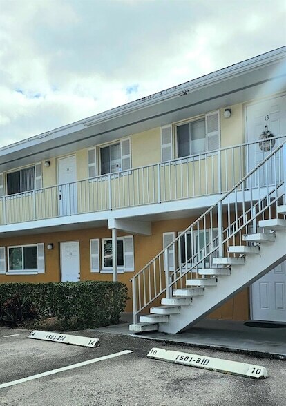 Building Photo - 1501 Crescent Cir