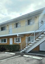 Building Photo - 1501 Crescent Cir