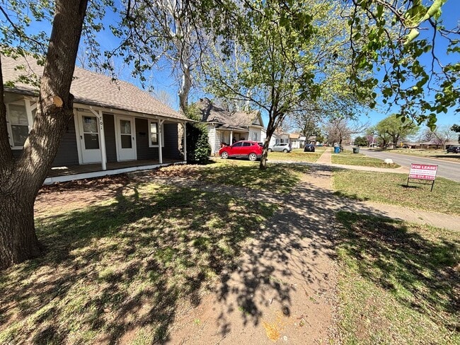 Building Photo - 2-Bedroom, 1-Bathroom Duplex with central heat and air