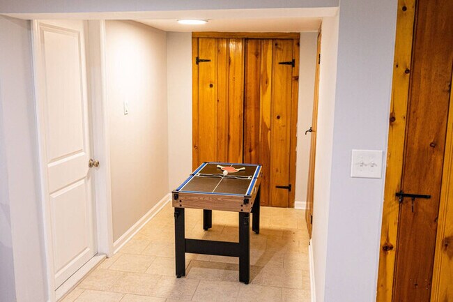 Building Photo - Modern Studio Getaway | 20 MINS to NYC | 1...