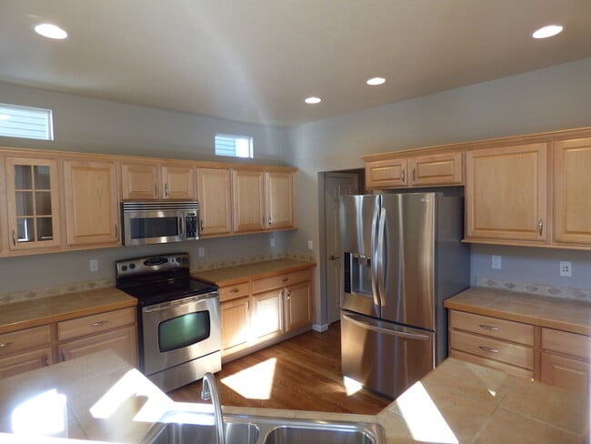 Building Photo - 4 Bed/4 Bath Beautiful Home with Newly Fin...