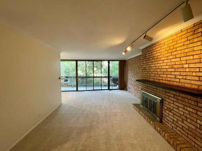 Foto del edificio - 5500 Hillcrest Ln