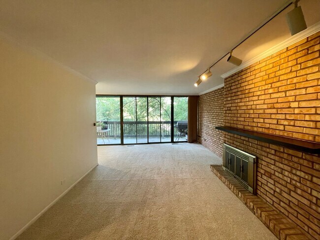 Building Photo - 5500 Hillcrest Ln