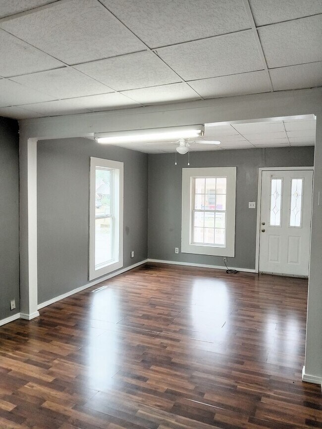 Foto del edificio - Cute Home with Darling Front Porch and  De...