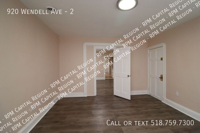 Foto del edificio - 3 Bedroom with extra room on Wendell Ave