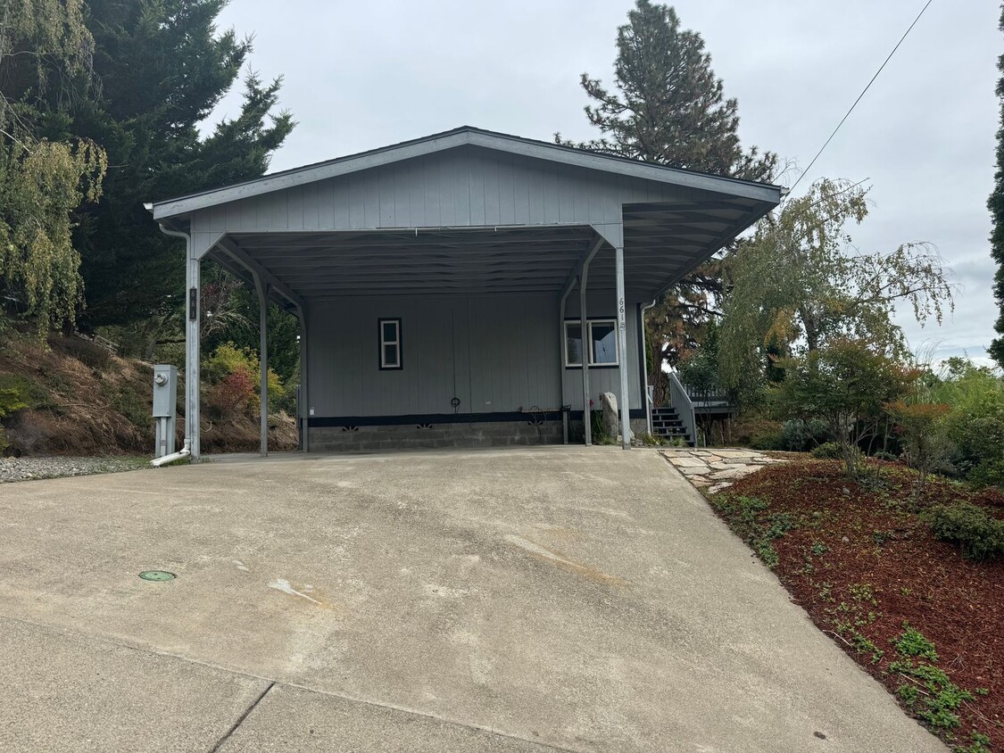 Primary Photo - East Roseburg 3 bedroom 2 bath