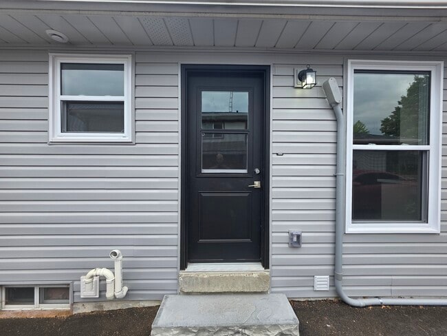 Building Photo - Never-Lived-In, Fully Renovated Lower-Leve...