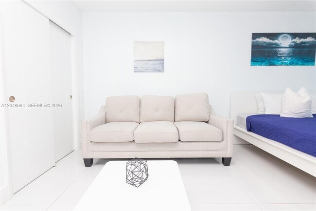 Foto del edificio - 5445 Collins Ave