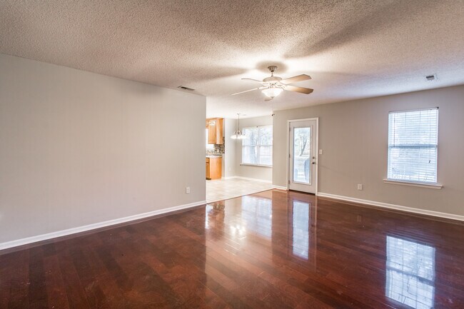 Building Photo - 123 Ann Bradley Dr