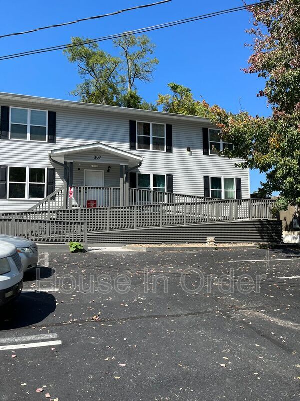 Primary Photo - 307 8th Ave E