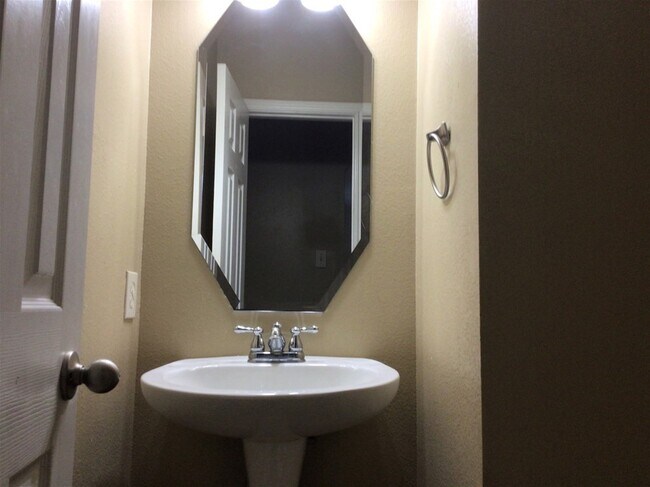 Foto del edificio - 2718 Lakecrest Way Dr